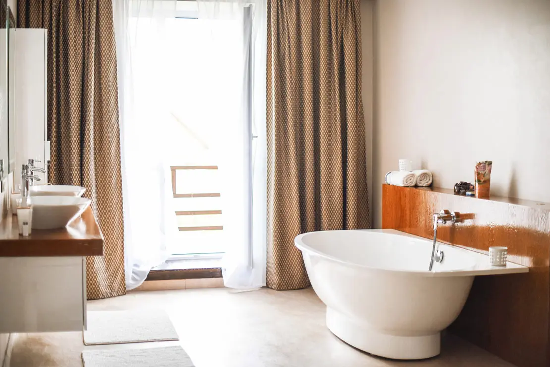 Salle de bain avec murs et sol en béton ciré beige à Nantes